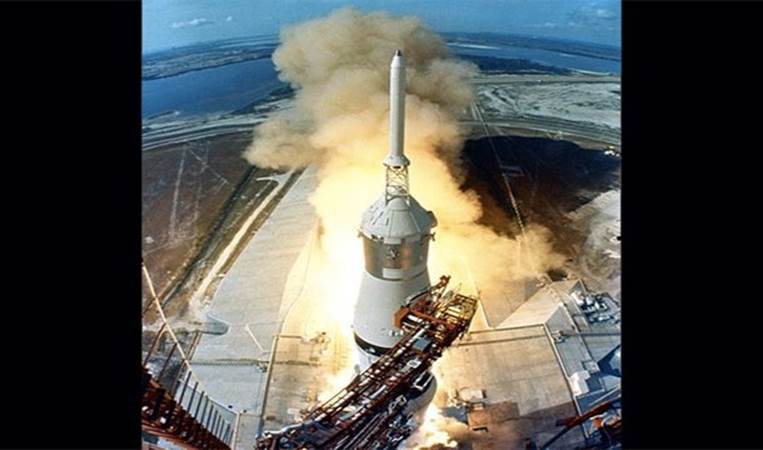 The liftoff of Apollo 11 on its way to the moon (1969)