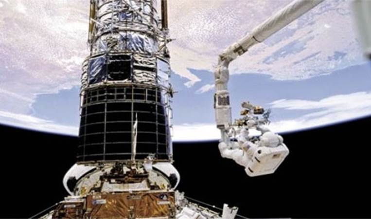 Repairing the Hubble Telescope (1993)
