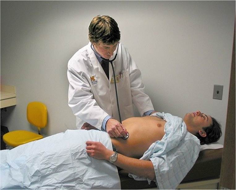 Standardized-Patient-Program-examining-t_he-abdomen