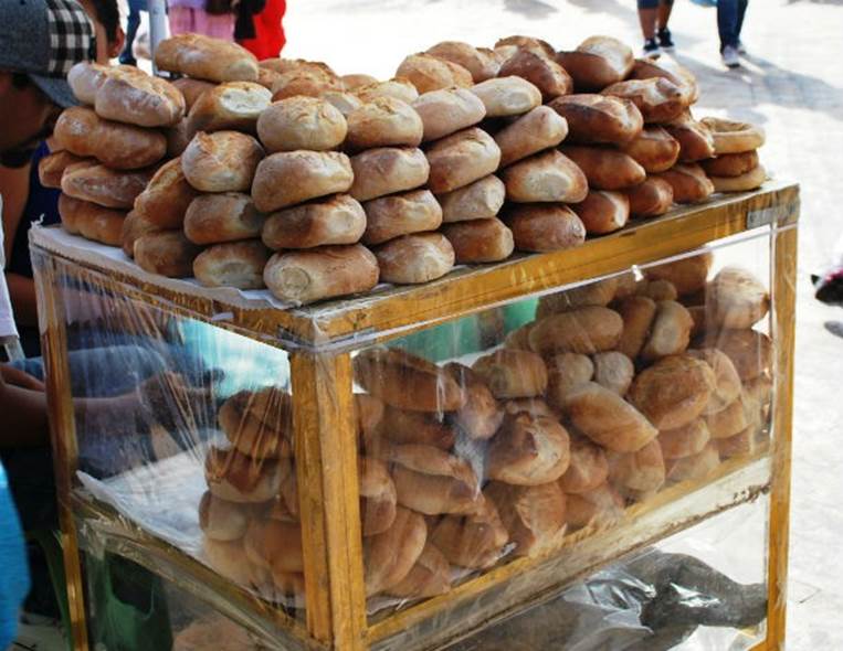 Some Mexican dishes, especially those originating from the Yucatán and Vera Cruz, also have a Caribbean influence. Other Mexican dishes, such as bolillo, have a French influence. Bolillo is a popular Mexican bread.