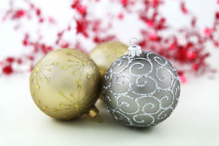 gold-and-silver-christmas-ornaments-pv